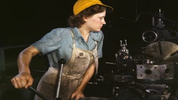 Lathe operator machining parts, Hollem, 1942