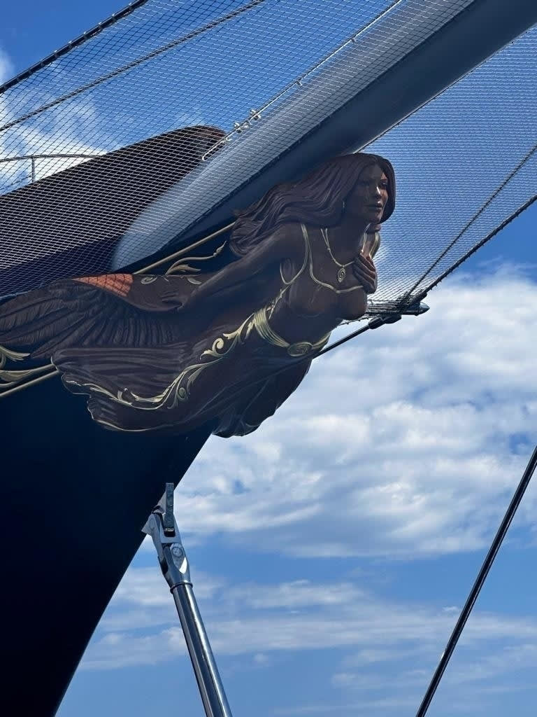 A statue that looks remarkably similar to Jeff Bezos’ fiancée, Lauren Sanchez, adorns the bow of his new mega-yacht Koru.