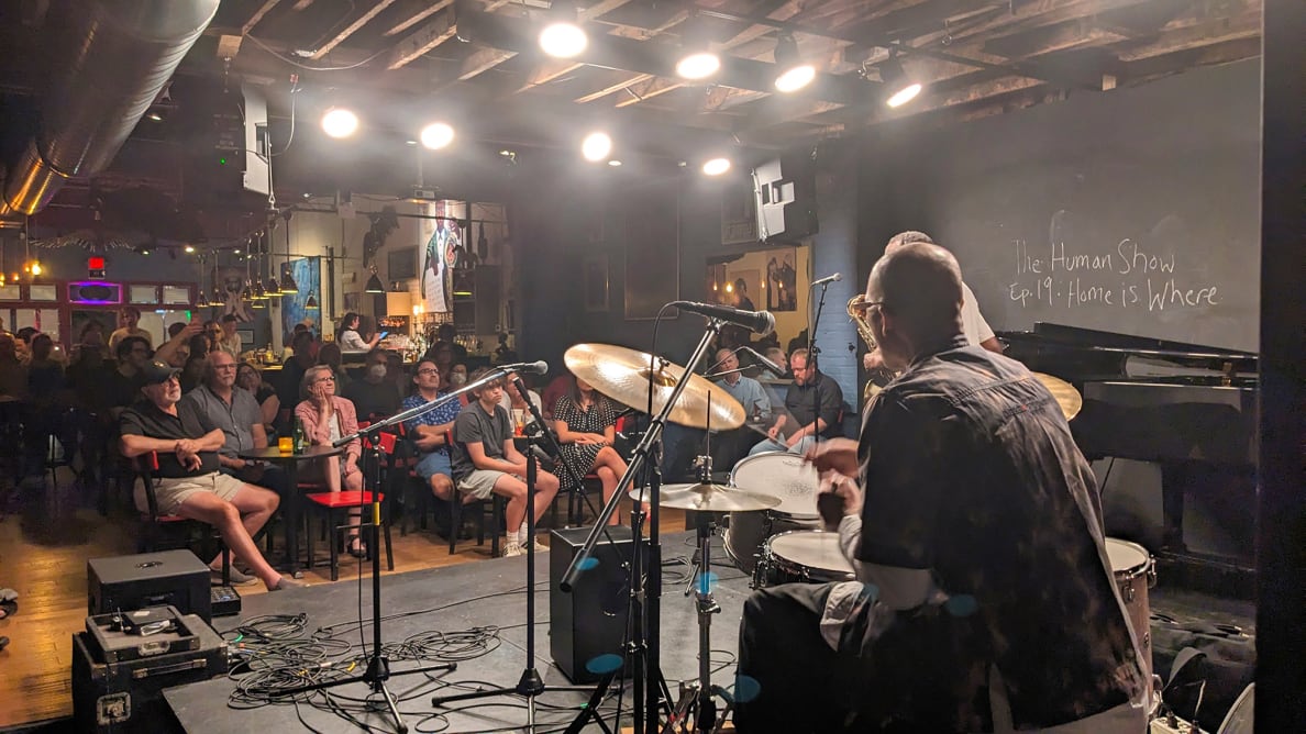 Артисты и публика в джаз-клубе Cafe Coda в Мэдисоне, штат Висконсин.