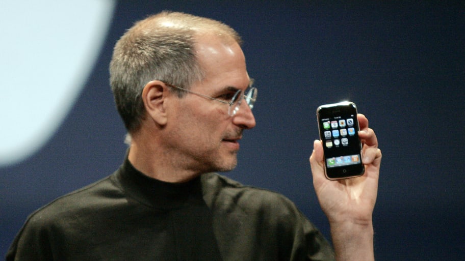 Steve Jobs with a 4GB Apple iPhone