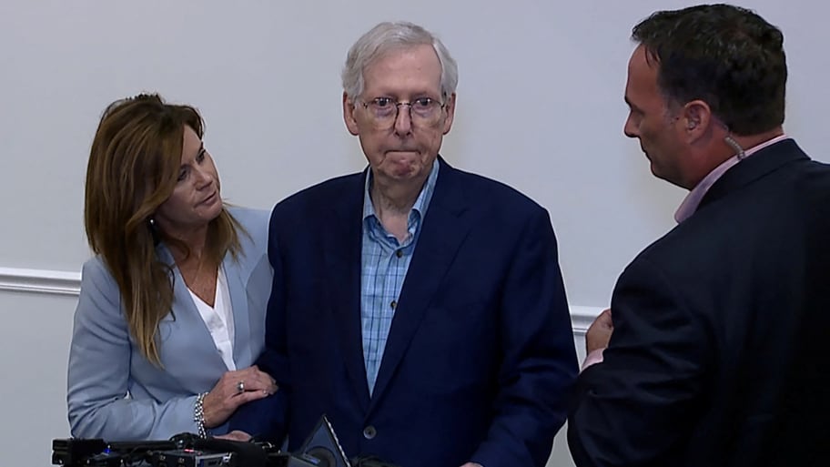 Mitch McConnell appears to freeze up for more than 30 seconds during a public appearance before he was escorted away