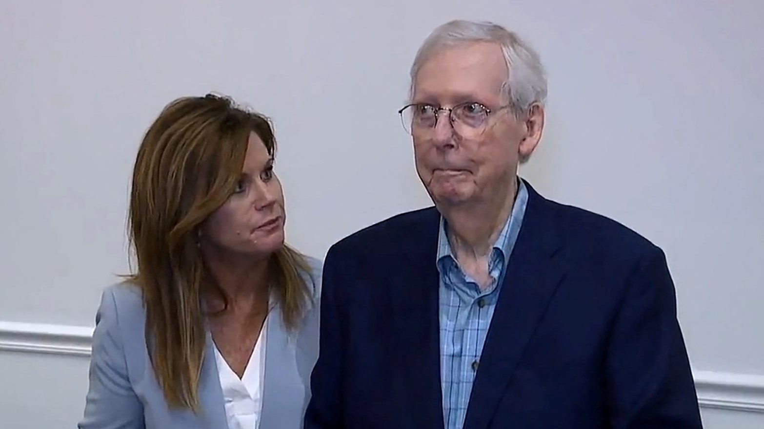 Mitch McConnell appears to freeze up for more than 30 seconds during a public appearance.