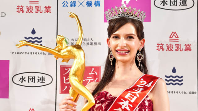Karolina Shiino, the winner of the Miss Japan 2024, poses with her trophy at the contest in Tokyo, Japan January 22, 2024. 