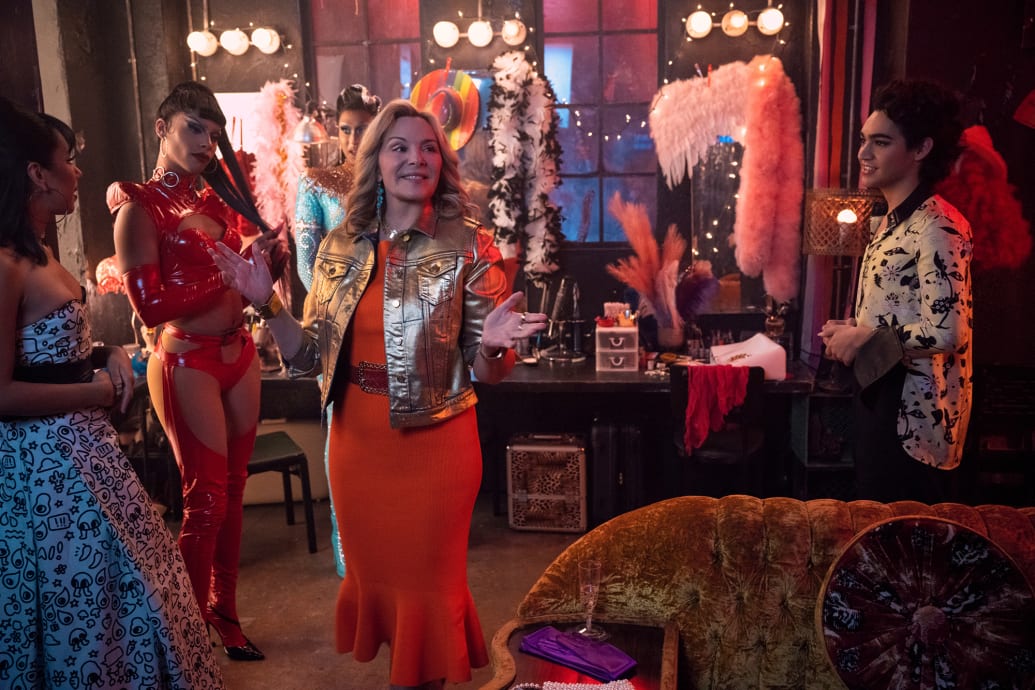 Chiquitita, Serena Tea, Priyanka, Kim Cattrall y Miss Benny aparecen en una escena del programa Glamorous de Netflix.