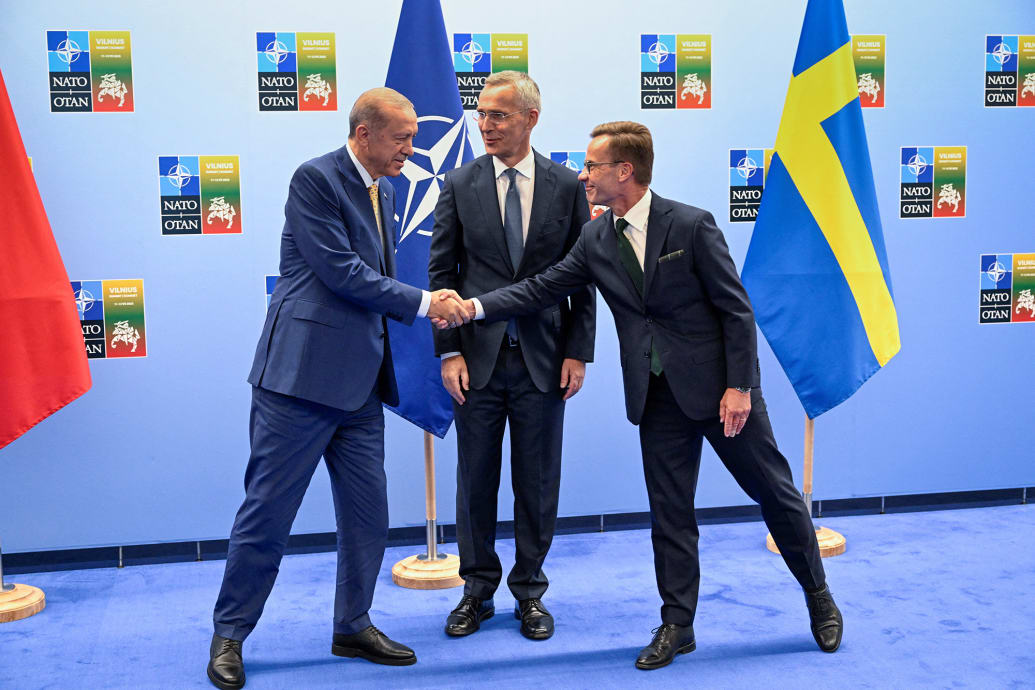 A photo of Turkish President Tayyip Erdogan and Swedish Prime Minister Ulf Kristersson shaking hands during the 2023 NATO summit in Lithuania.