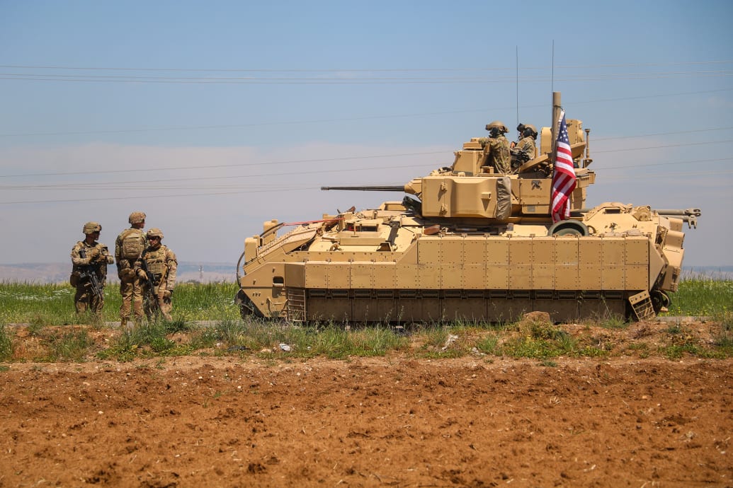جزء من قافلة عسكرية أمريكية تم إرسالها لتعزيز القواعد التي يسيطر عليها حزب العمال الكردستاني ووحدات حماية الشعب في محافظة دير الزور، سوريا.
