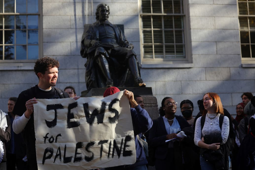 Los estudiantes de Harvard participan en una manifestación organizada por un colectivo de estudiantes llamado Harvard Judíos por Palestina.