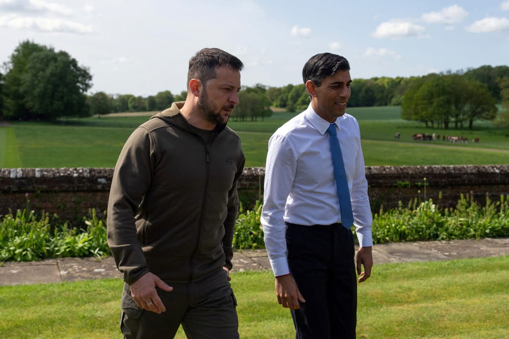 A photo of Ukraine President Volodymr Zelensky and British PM Rishi Sunak walk in a garden in England.