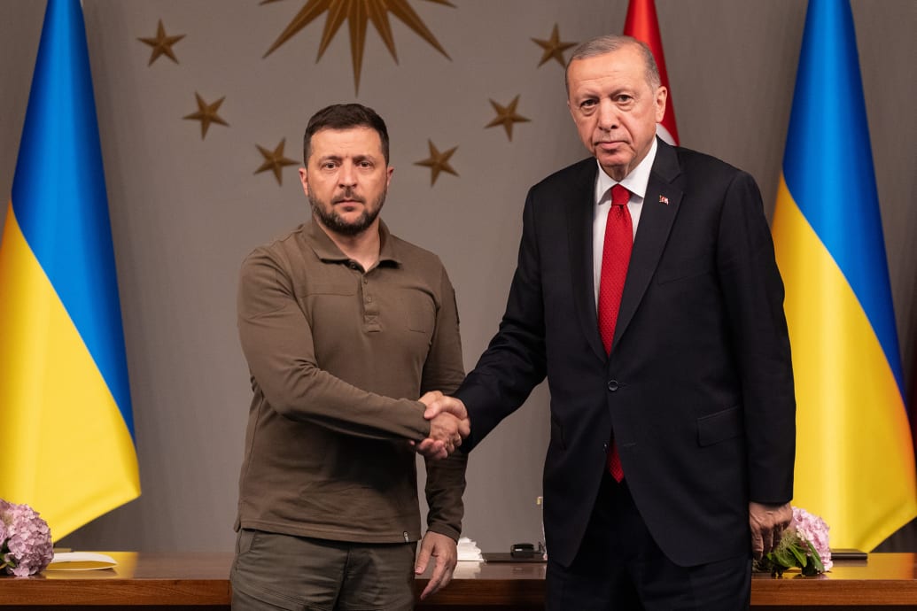 A photo of President of Ukraine Volodymyr Zelensky and President of Turkey Recep Tayyip Erdogan shake hands during a press conference.