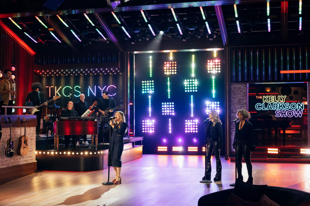 Kelly Clarkson music performance in Season 5.