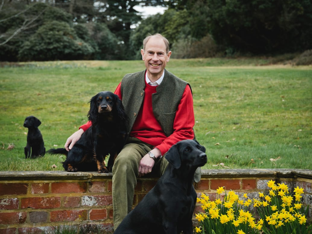 Le prince Edward de Grande-Bretagne, duc d'Édimbourg, est assis avec ses chiens Teal, Mole et Teasel à Bagshot Park, en Grande-Bretagne, dans cette photo non datée publiée par le palais de Buckingham, pour marquer son 60e anniversaire.