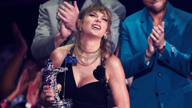 Taylor Swift with a VMA trophy at the 2023 MTV Video Music Awards