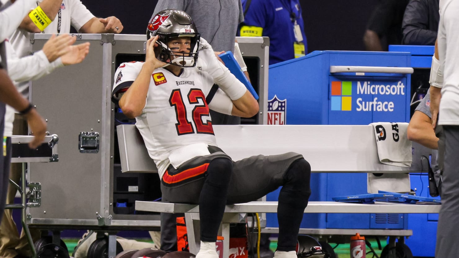 Tom Brady throws tablet in frustration during first half vs. Saints