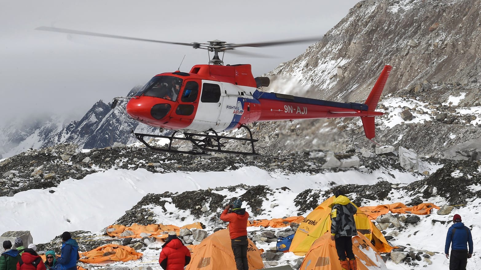 Hundreds of Summit Seekers Return to Mount Everest