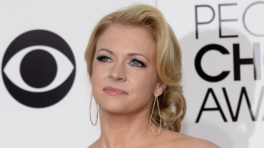 Actress Melissa Joan Hart poses as she arrives at the 2014 People's Choice Awards in Los Angeles, California January 8, 2014. 
