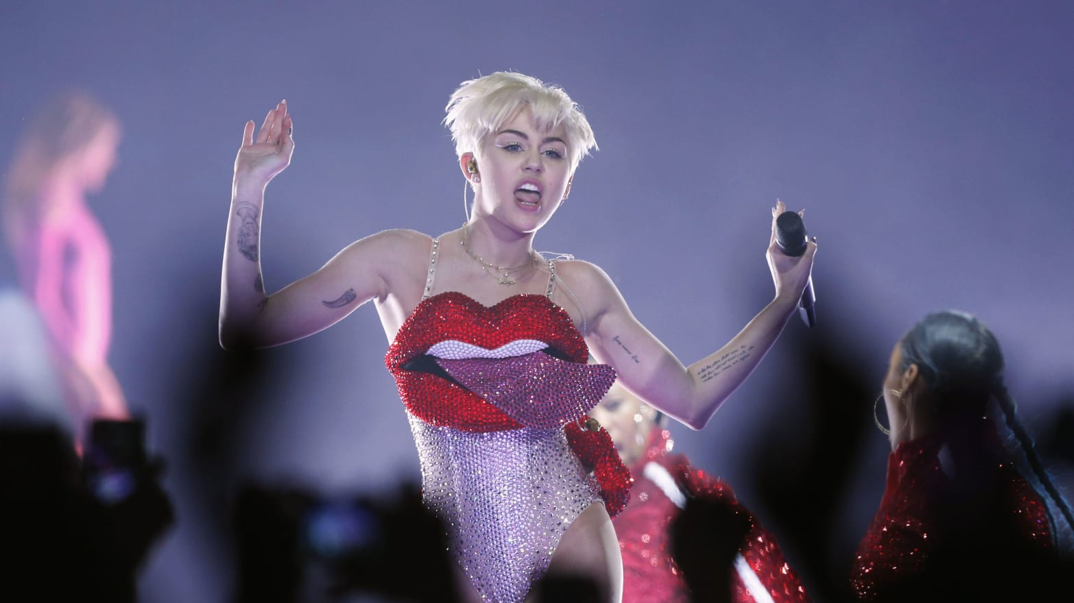 Miley Cyrus Goes To War Against The Dominican Republic Government