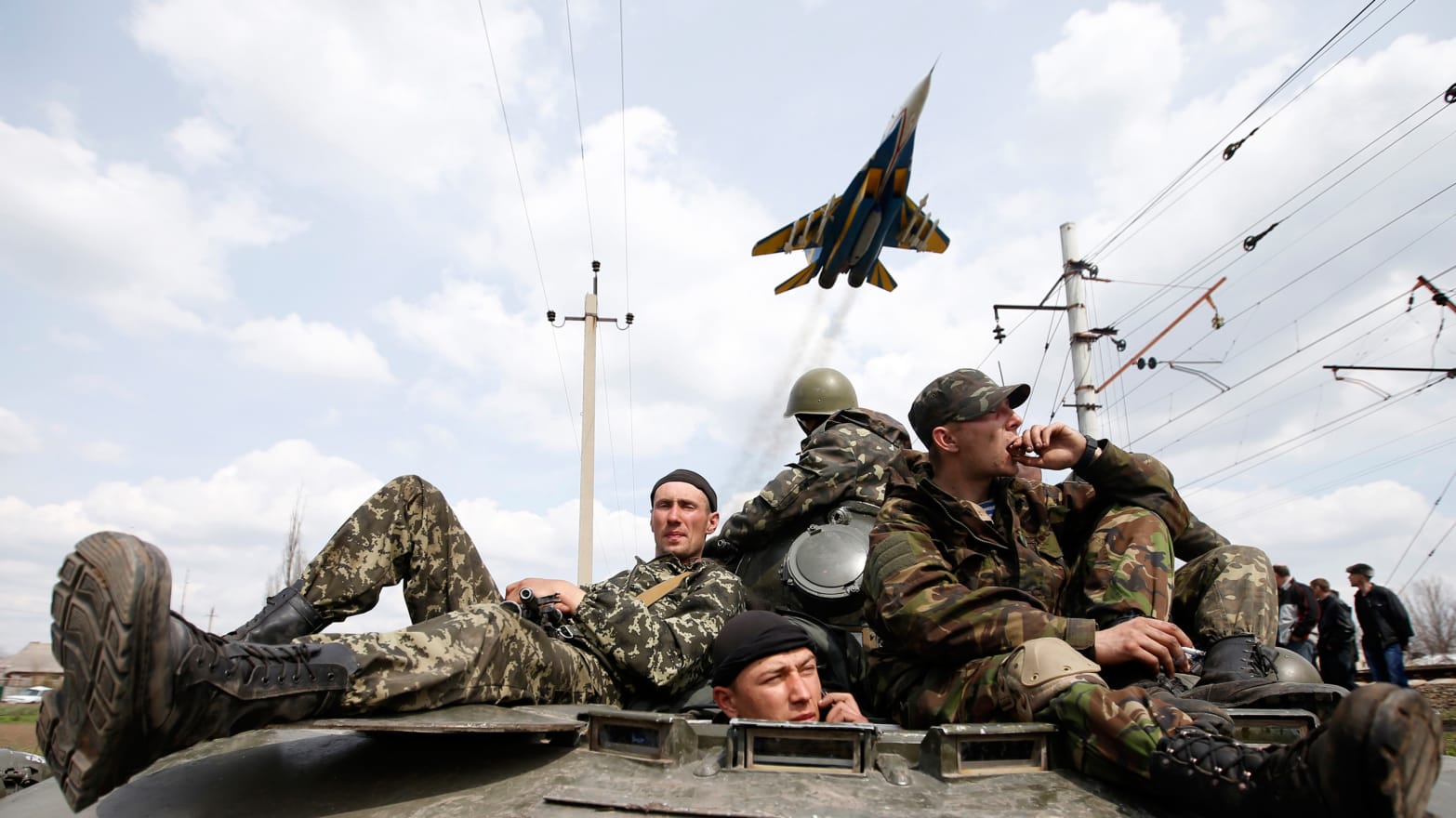 https://img.thedailybeast.com/image/upload/c_crop,d_placeholder_euli9k,h_1439,w_2560,x_0,y_0/dpr_1.5/c_limit,w_1044/fl_lossy,q_auto/v1492200510/articles/2014/04/17/the-ukrainian-army-is-crumbling-before-putin/140417-dettmer-ukraine2-tease_vaopxk