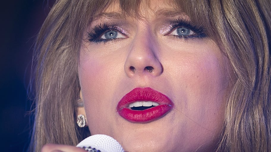 Taylor Swift Slams Nude Photos Claims After Her 