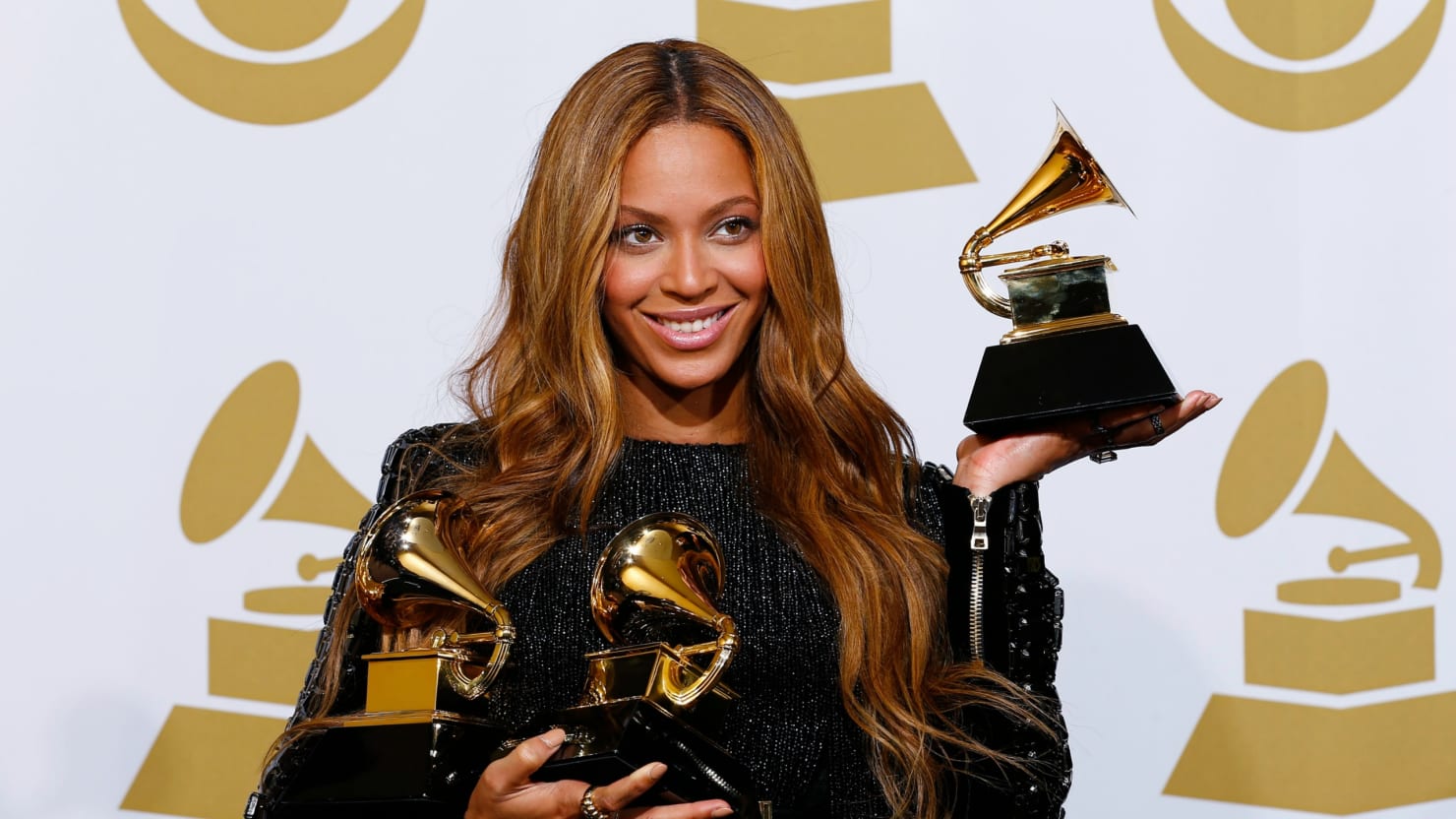 Награда певцу. Награждение Грэмми Пинк. Премия Грэмми фото. Beyonce Grammy 2017.