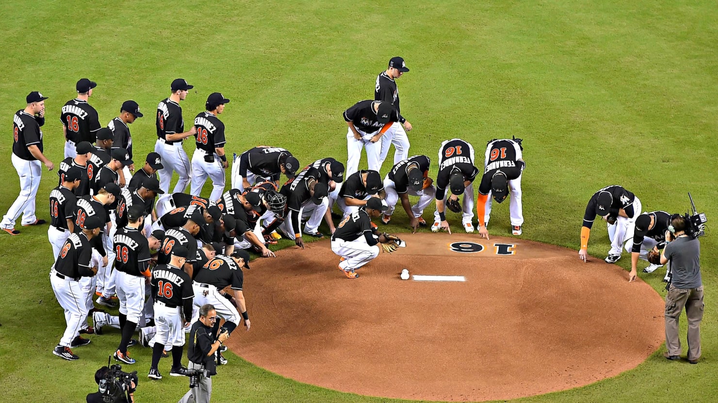 Marlins Pay Emotional Tribute to José Fernández