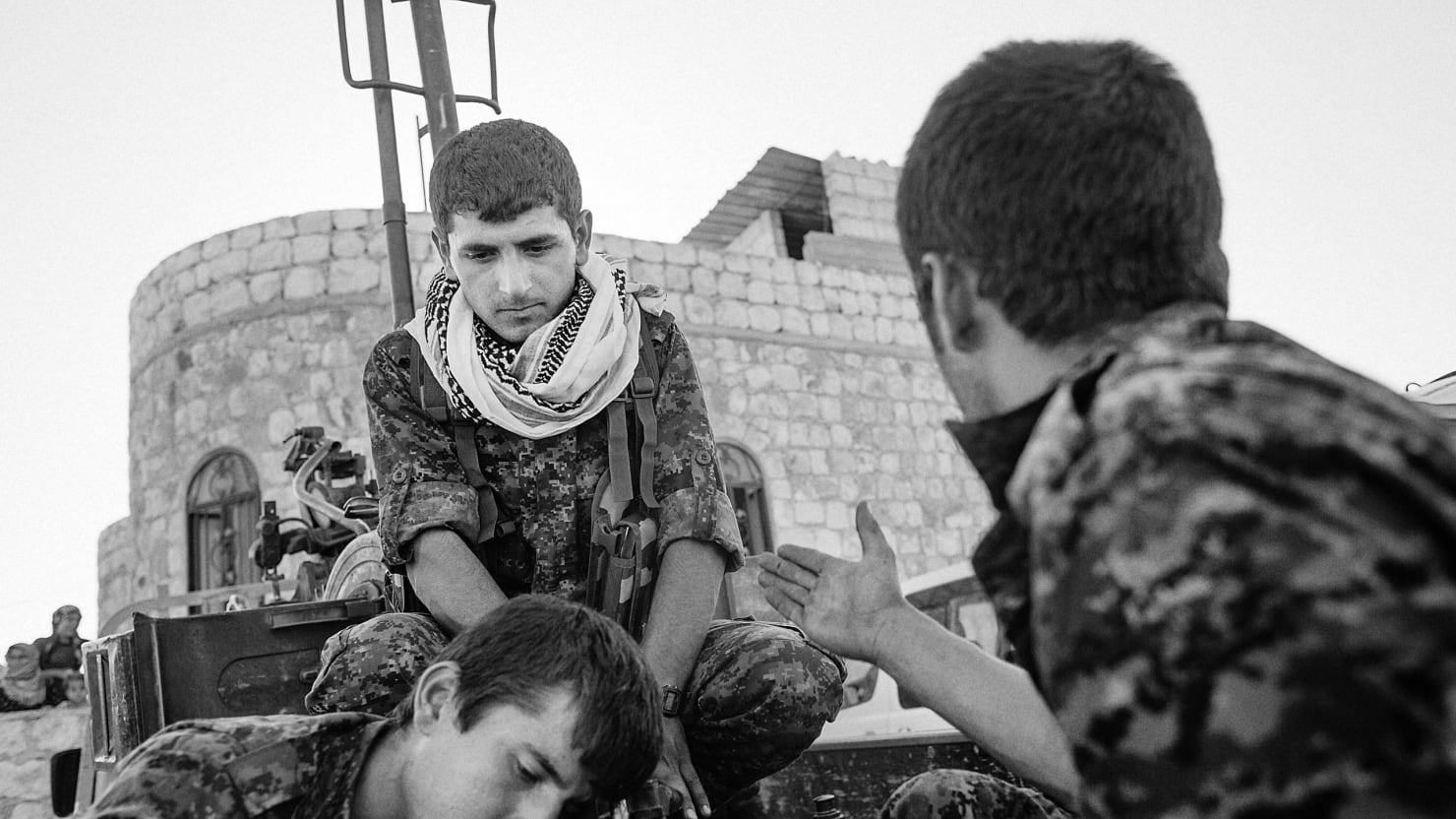 alfred-yaghobzadeh-photography-battle-for-kobani-turkey-syria-border