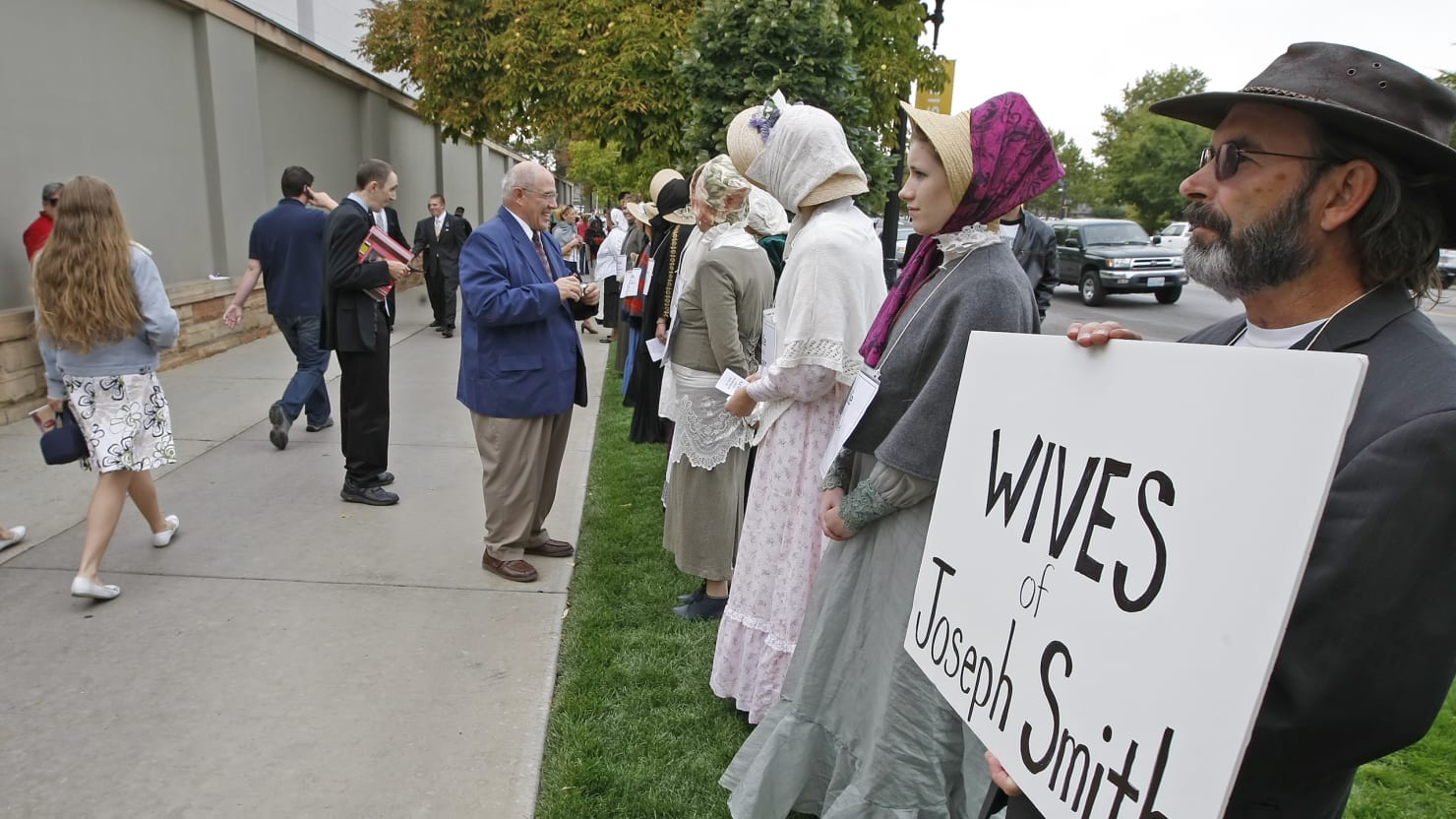 Judge Decriminalizes Polygamy In Utah 8370