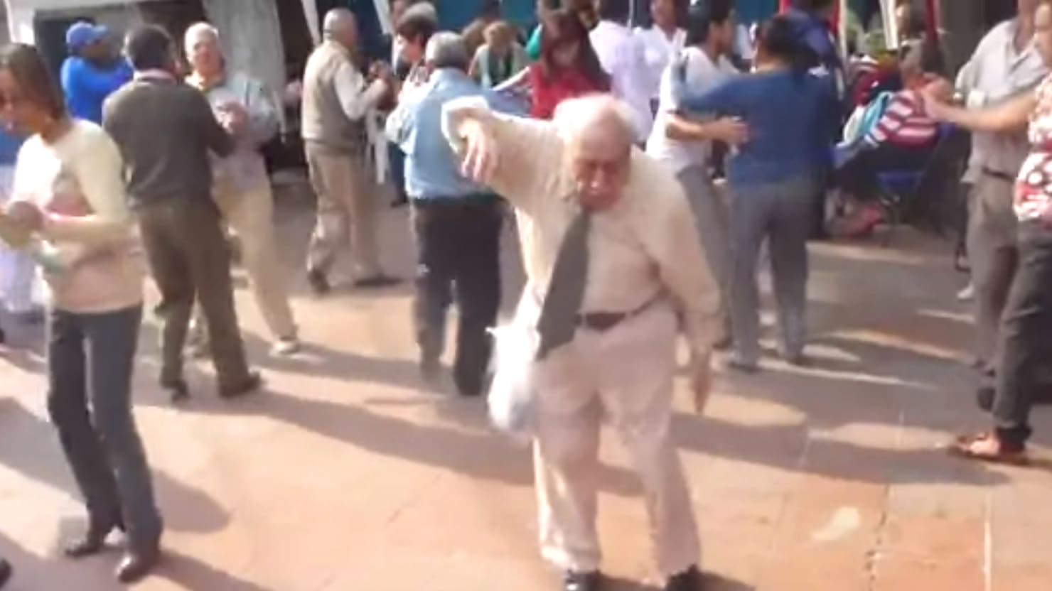Где деды танцуют. Танцующий дед. Дед танцует. Танцующий мужчина взорвал интернет. Танцы которые взорвали интернет.