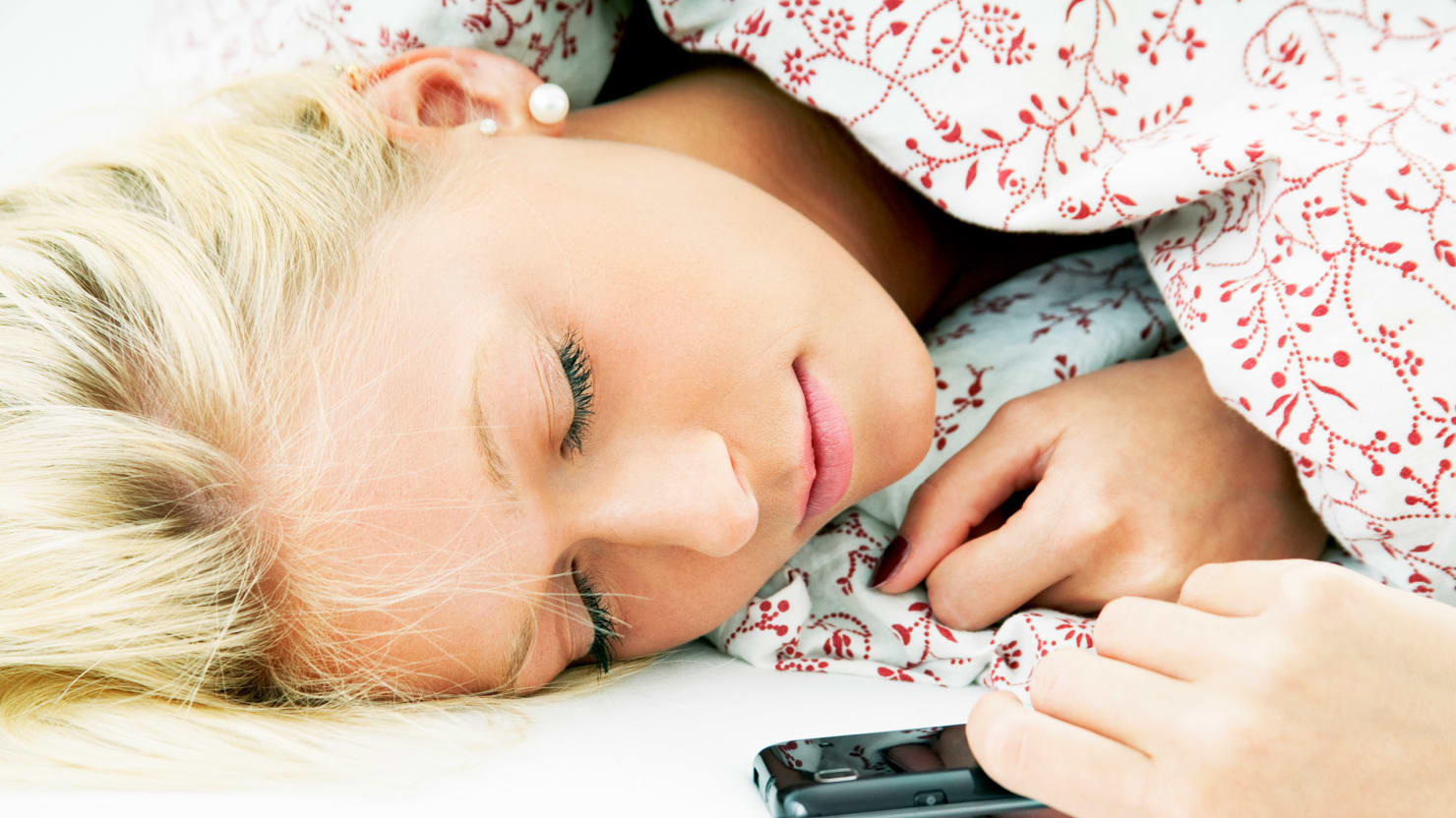 Включи телефон спать. Засыпает с телефоном. Уснул с телефоном в руках. Спящий телефон.