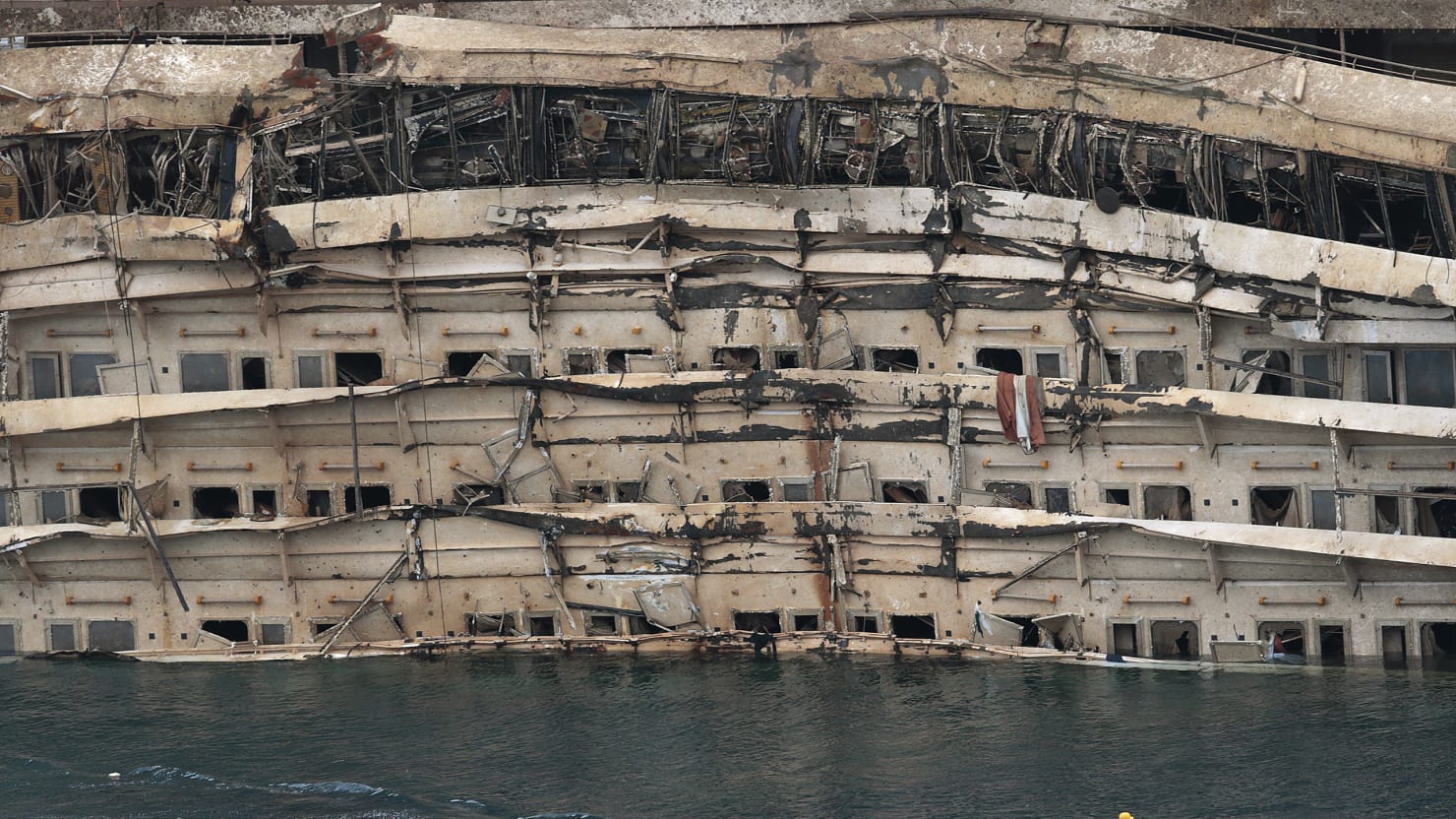 После подъема. Коста Конкордия после подъема. Коста Конкордия поднятие. Costa Concordia подъем. Коста Конкордия крушение под водой.