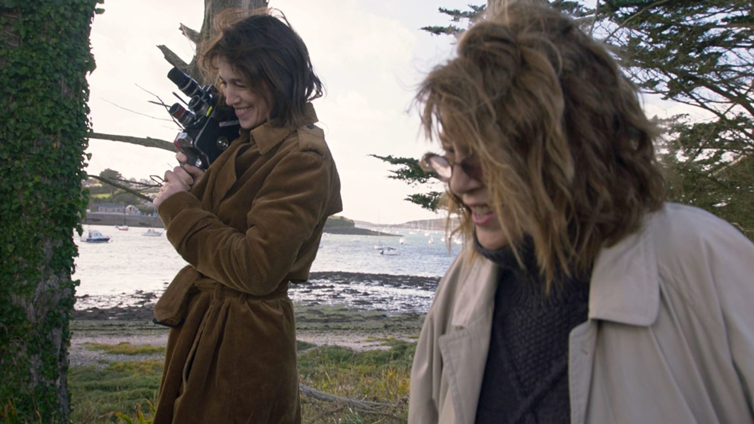 Charlotte Gainsbourg et Jane Birkin explorent leur passé compliqué dans “Jane by Charlotte”
