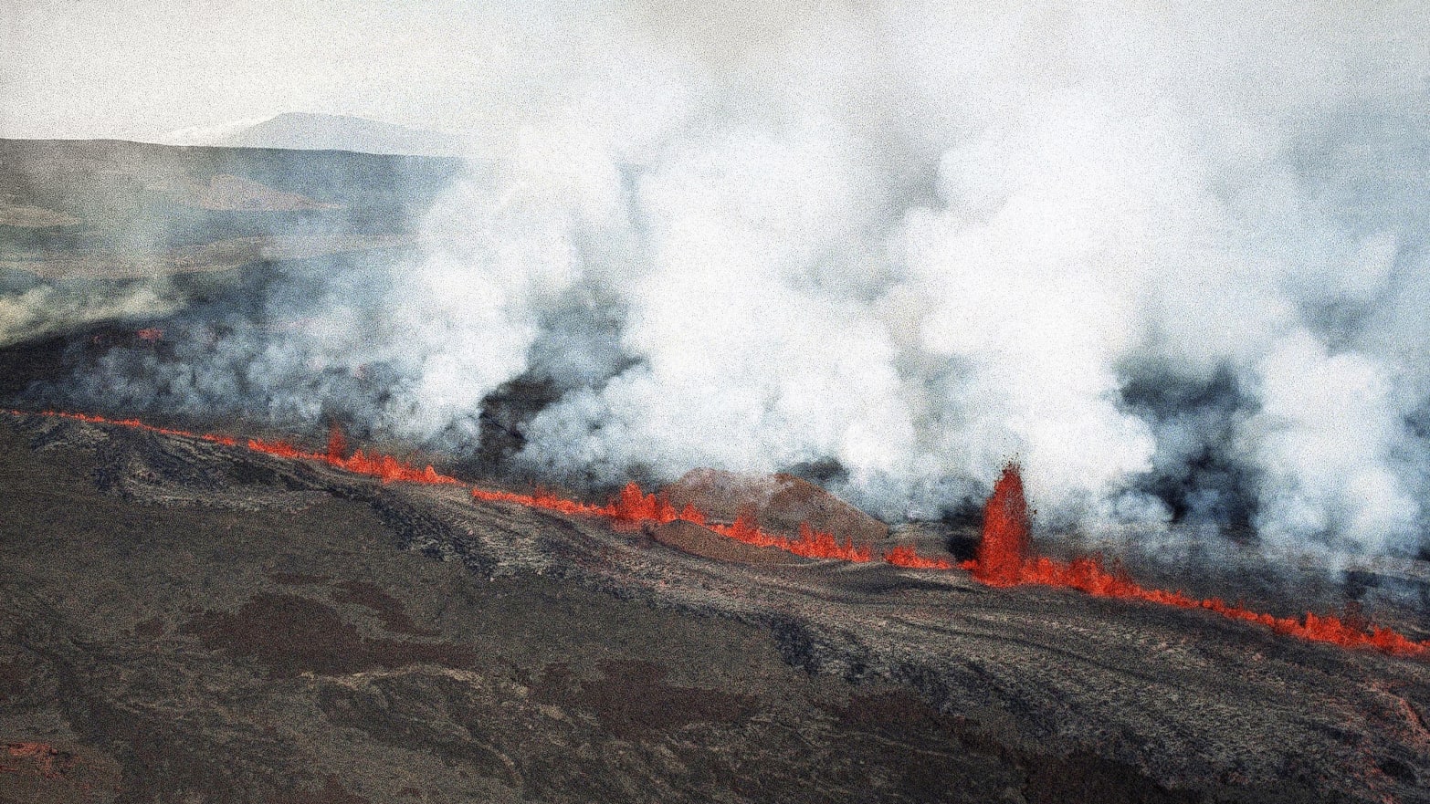 mauna loa lava bursting hawaii eruption earthquake