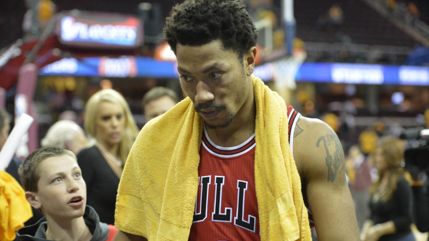 Derrick Rose traded by Chicago Bulls to New York Knicks for 3