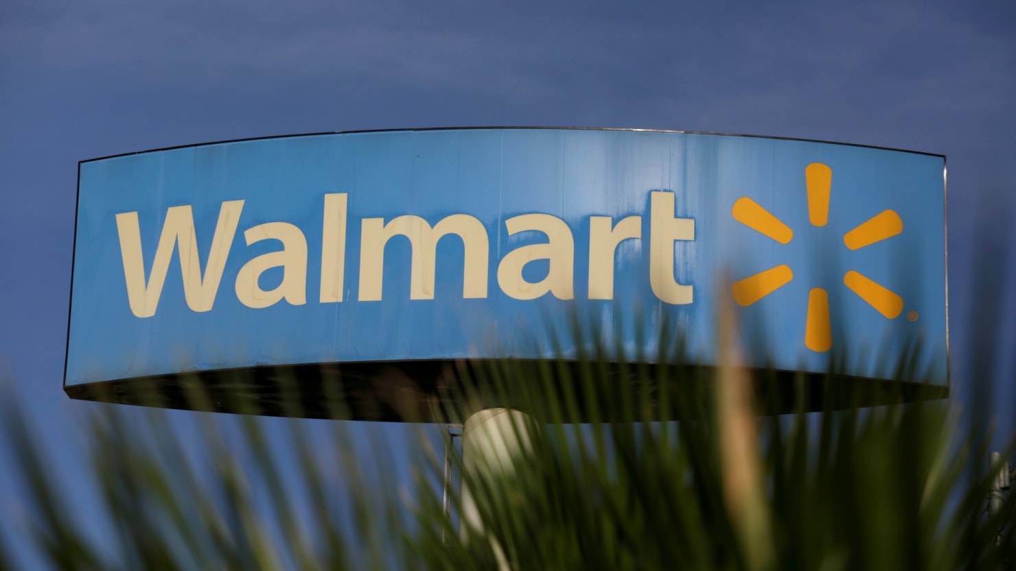 Walmart to Raise Starting Hourly Wage to 11 After Tax Bill