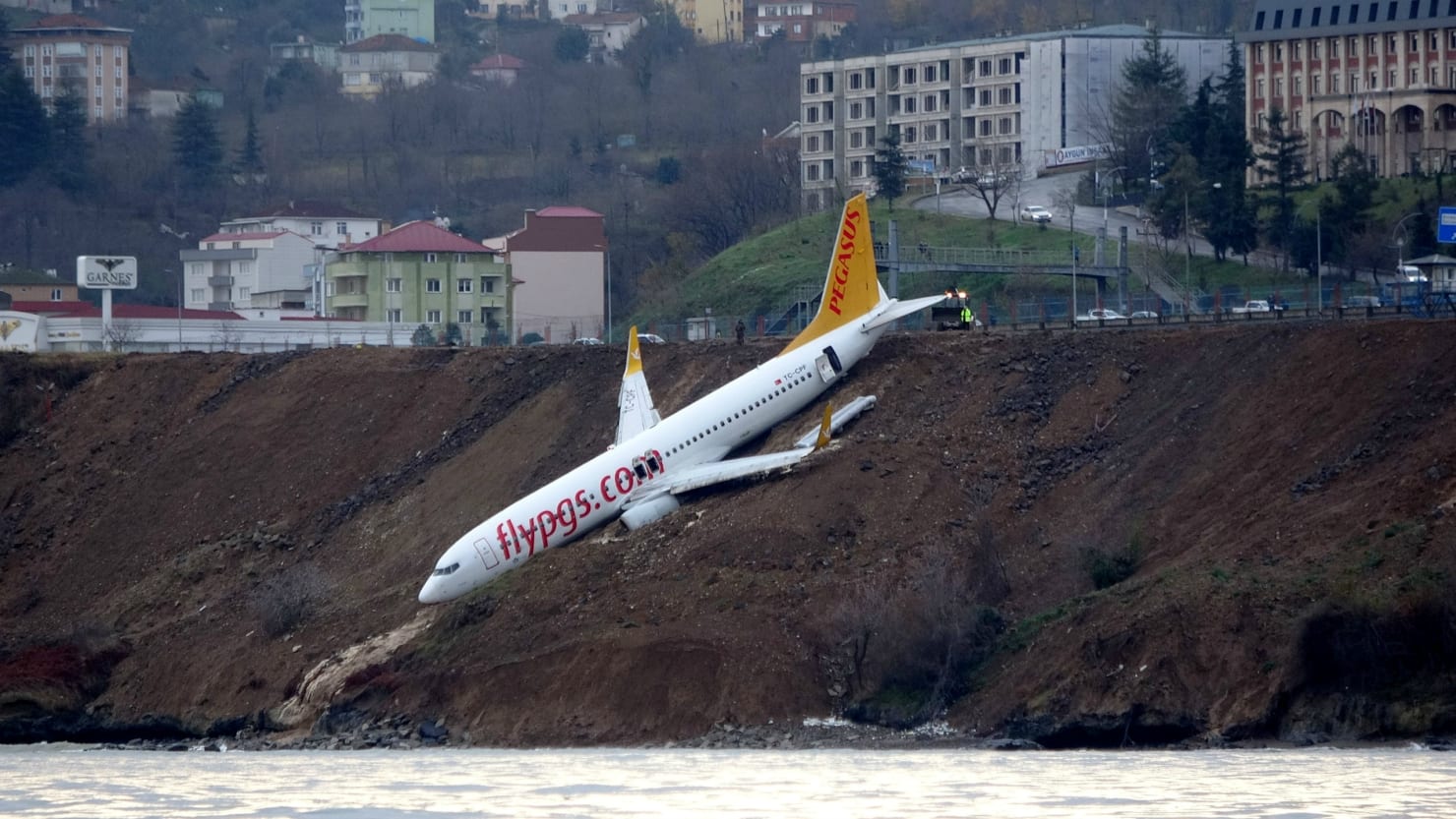 Turkish Passenger Jet Skids Off Runway Toward Black Sea 180114-plane-cheat_hsmvlx