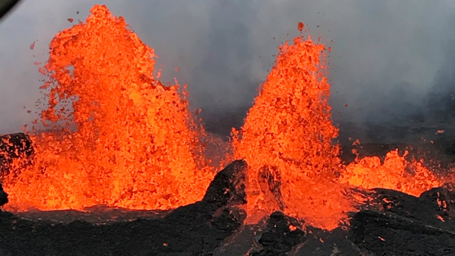 Спастись от лавы обь. Гавайи вулкан Килауэа. Извержение Килауэа 2018. Извержение вулкана Килауэа на Гавайях. Гора Килауэа, Гавайи.