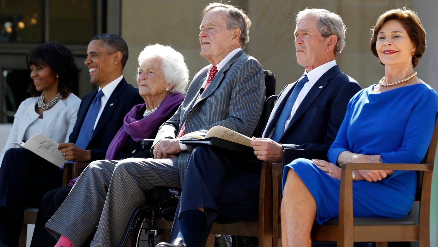 Жена джорджа буша старшего. Кабинет министров Джорджа Буша младшего. Двойник Джорджа Буша. Дворец Джорджа Буша. Жена Дж Буша.