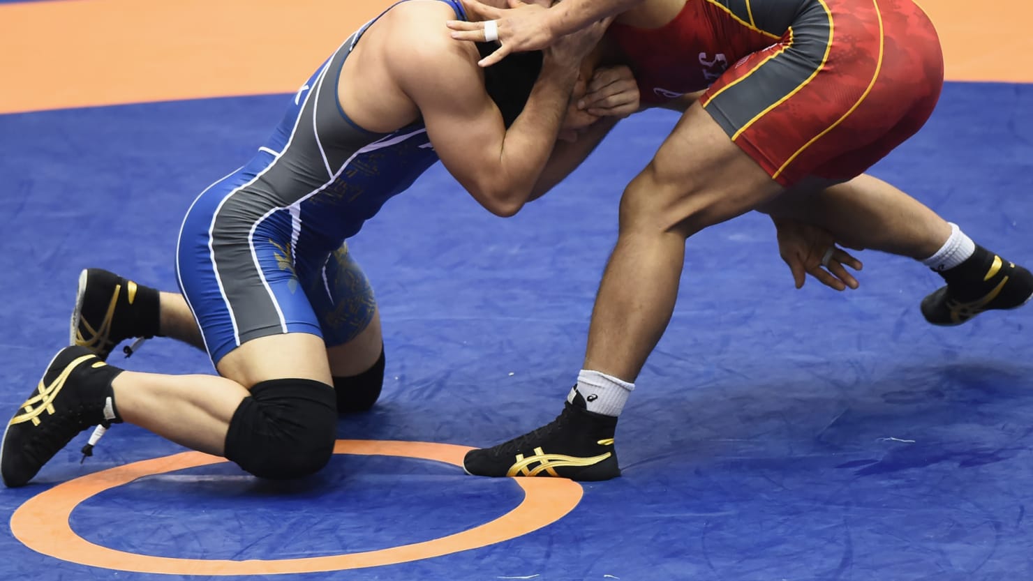 Watch Referee Forced High School Wrestler to Cut Off Dreadlocks Before Match hq nude photo