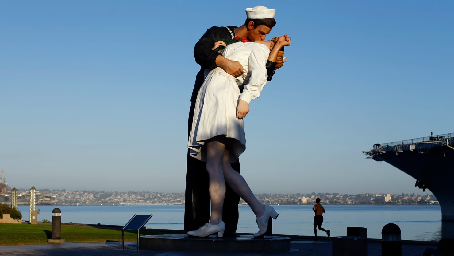WWII ‘Kissing Sailor’ Statue Spray Painted With #MeToo After Veteran George ...1480 x 833