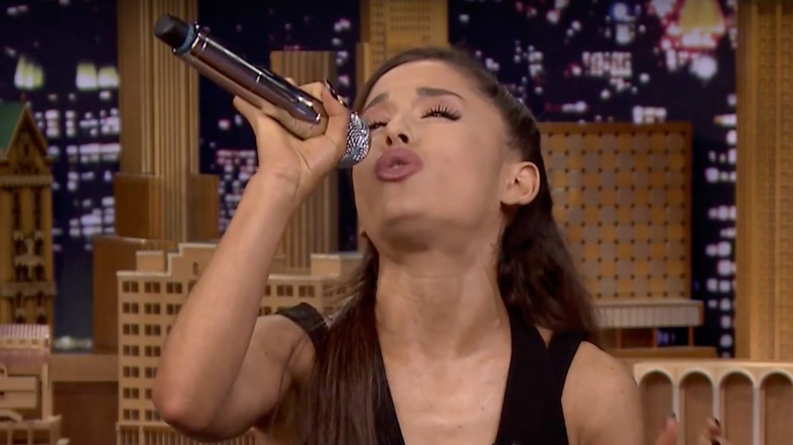 See Ariana Grandes Stunning Impressions