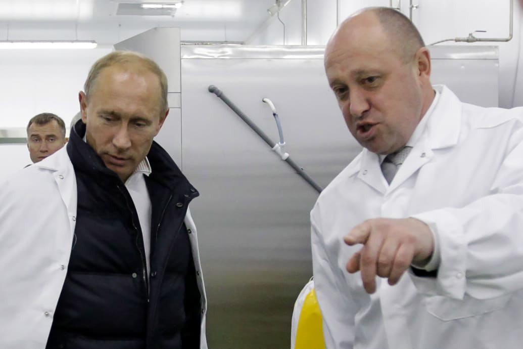 Yevgeny Prigozhin le muestra al primer ministro ruso Vladimir Putin su fábrica de almuerzos escolares en las afueras de San Petersburgo el 20 de septiembre de 2010. 