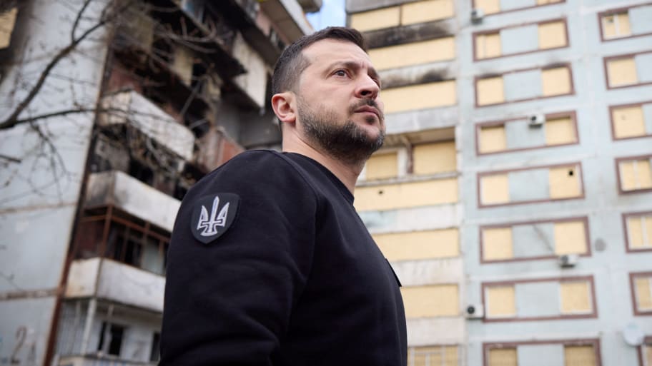  Volodymyr Zelenskiy visits a site of residential buildings recently damaged by a Russian missile strike, amid Russia’s attack on Ukraine, in Zaporizhzhia, Ukraine, March 27, 2023.