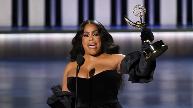 Niecy Nash accepts her first Emmy Award