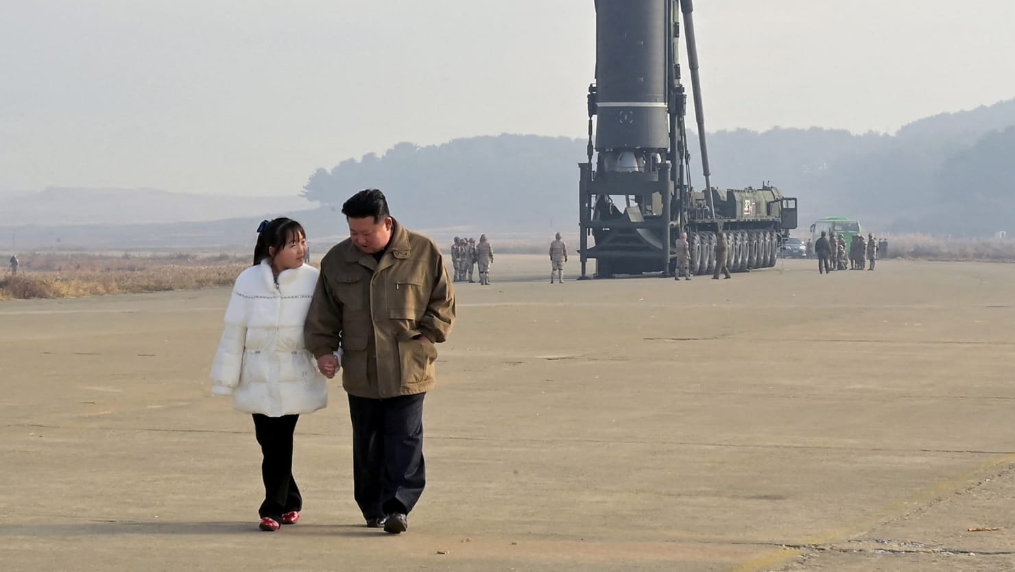Kim Jong Un révèle sa fille au public lors du lancement d’un missile