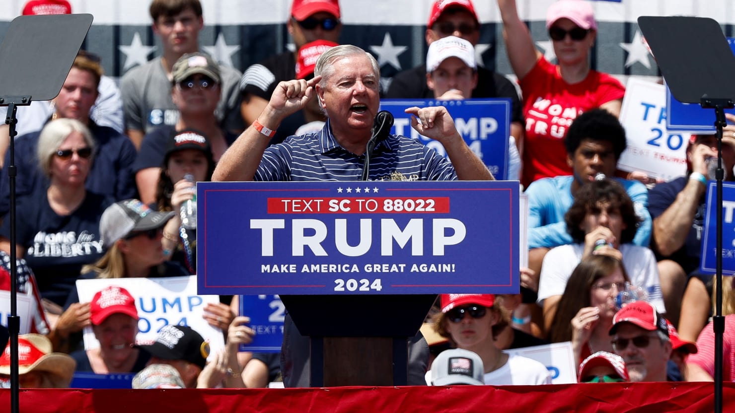 Lindsey Graham abuchea durante el discurso de Trump en Carolina del Sur