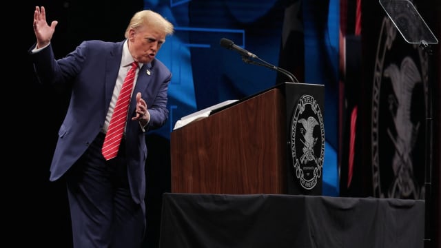 Donald Trump denies that he “froze” during a speech at the NRA convention, blaming the Biden campaign for the alleged misinterpretation of what happened. 