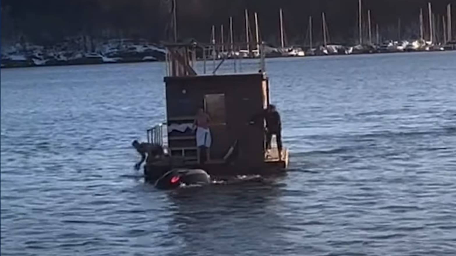 A stranded Tesla driver and passenger were rescued by a floating sauna in Oslo. 