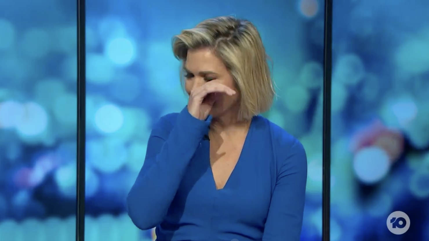 المذيعة التلفزيونية الأسترالية سارة هاريس تبكي بعد مقتل زميلها جيسي بيرد