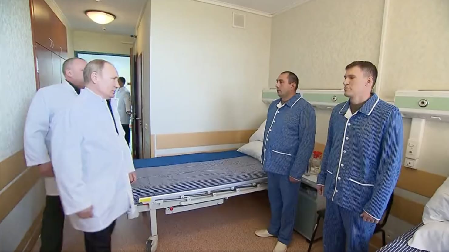 Путин посетил госпиталь Мандрыка