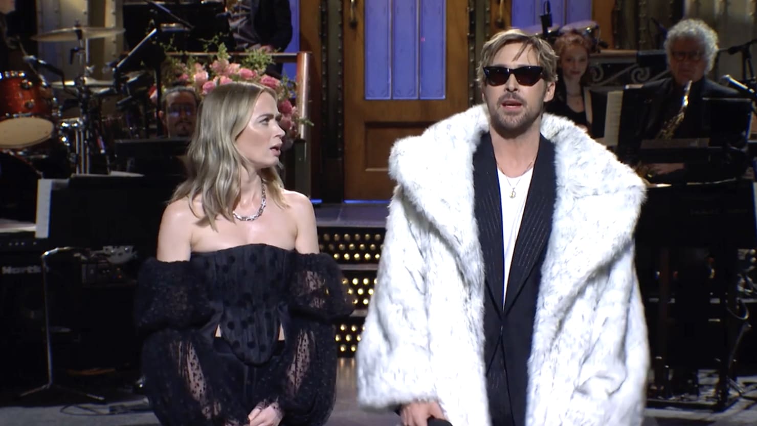 Emily Blunt obliga a Ryan Gosling a dejar a Kane en la apertura épica de SNL