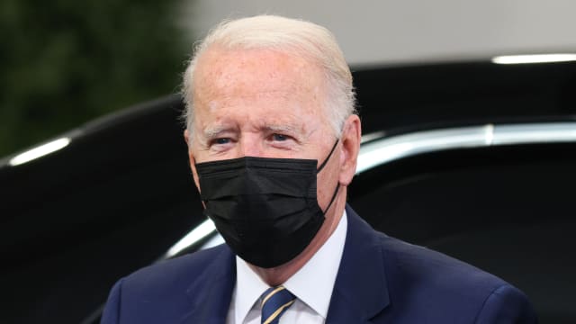 US President Joe Biden wears a face mask as he arrives for the COP26 UN Climate Summit on November 1, 2021 in Glasgow, United Kingdom. 2021 sees the 26th United Nations Climate Change Conference. 